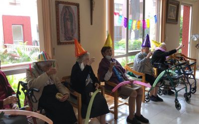 Festejando en la Enfermería el Día de las Abuelas