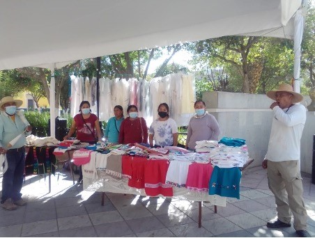 SSL Teaches Marketing techniques to Chilcuautlan Women to sell artisan Textiles 